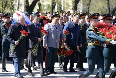 Евгений Куйвашев возложил цветы к памятнику Георгию Жукову в Екатеринбурге