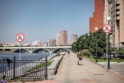 В Екатеринбурге впервые установили запрещающие знаки для самокатчиков