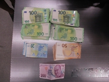 Более 20 тысяч евро обнаружили кольцовские таможенники у авиапассажира