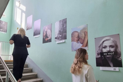 В Областной детской больнице появилась фотогалерея, посвященная мамам особенных детей