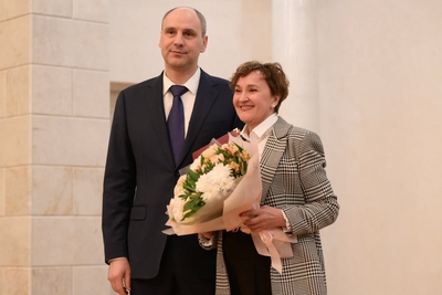 Денис Паслер вручил награды выдающимся уральским журналистам ко Дню российской печати Денис Паслер вручил награды выдающимся уральским журналистам ко Дню российской печати