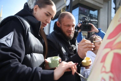 Звезды российского спорта расписали двухметровое пасхальное яйцо в центре Екатеринбурга Звезды российского спорта расписали двухметровое пасхальное яйцо в центре Екатеринбурга